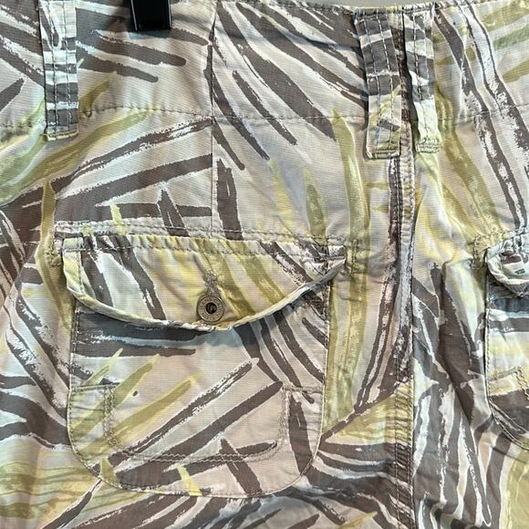 Calvin Klein Jeans Size 8 Tropical Palm Roll Tab Shorts - Picture 7 of 9